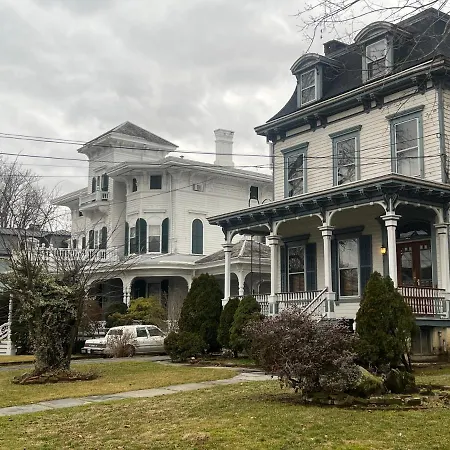 Private Victorian Apartment In Convenient City Location On 5 Acre, Sleeps 5 Poughkeepsie Exterior photo