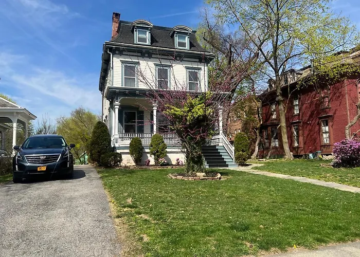 Private Victorian Apartment In Convenient City Location On 5 Acre, Sleeps 5