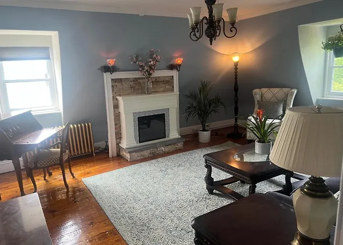 Private Victorian Apartment In Convenient City Location On 5 Acre, Sleeps 5