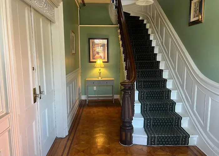 Private Victorian Apartment In Convenient City Location On 5 Acre, Sleeps 5