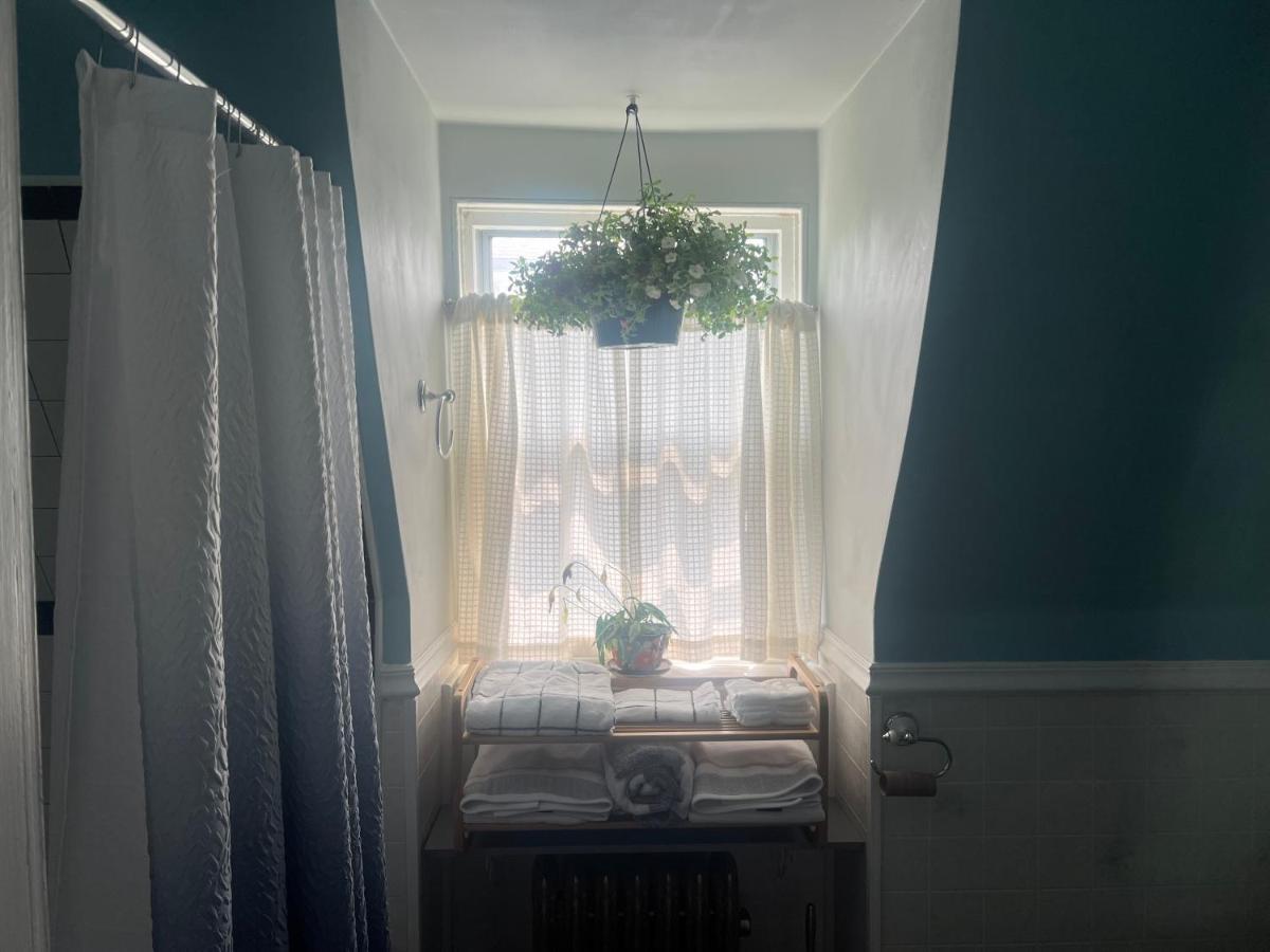 Private Victorian In Convenient Location On 5 Acre, Sleeps 5 Appartement Poughkeepsie