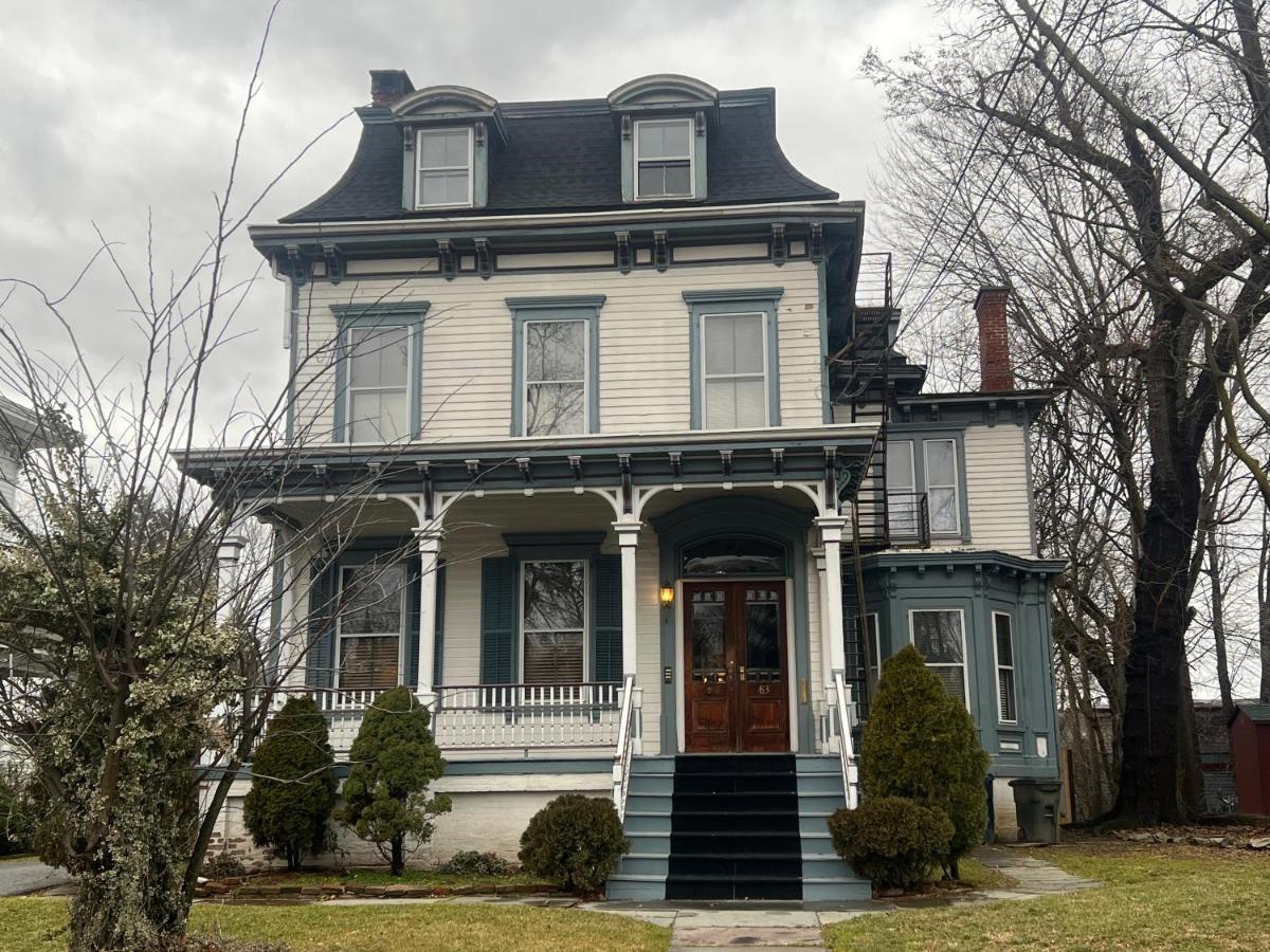 Private Victorian In Convenient Location On 5 Acre, Sleeps 5 Appartement Poughkeepsie